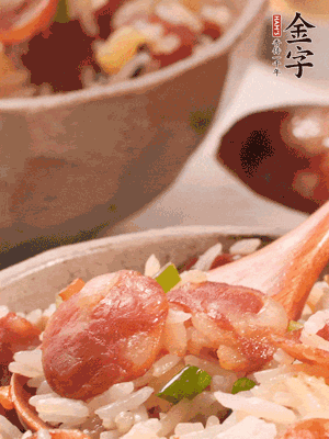 開(kāi)蓋后，沿鍋邊淋2大勺花生油，大火烤出鍋巴。輕輕翻拌一下，撒點(diǎn)蔥花。