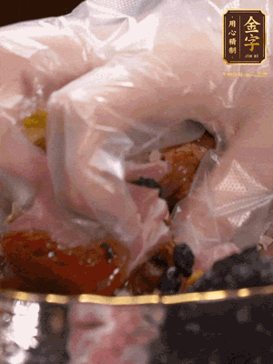 排骨洗凈后（蠔油、生抽、老抽、鹽、糖、淀粉、豆豉、蒜蓉、姜絲）腌制30分鐘