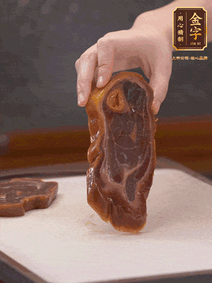 處理節(jié)瓜，刮掉表層的皮和毛，洗凈后去掉瓜蒂，切大塊