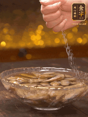 鮮活蟶子反復沖洗干凈，水中加鹽、芝麻香油浸泡30分鐘吐沙