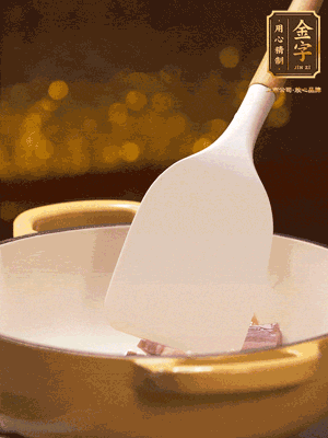 油溫7成熱，下蒜末、咸肉略微煸炒，再下絲瓜