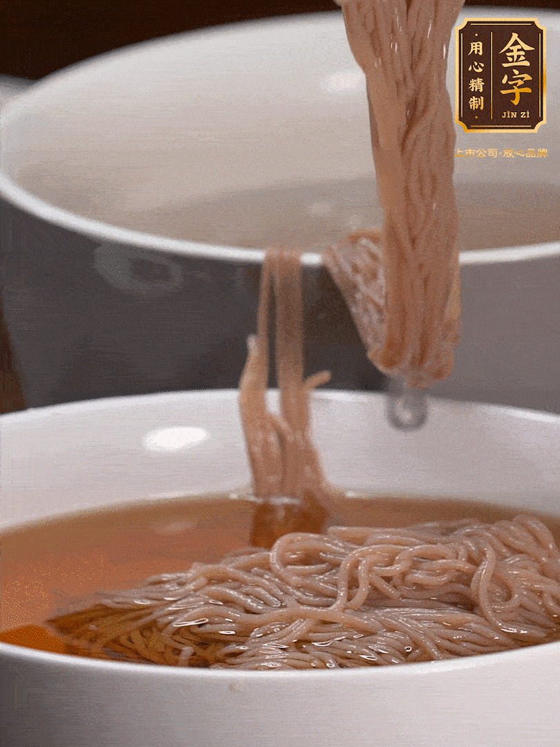 蘋果醋，一點(diǎn)鹽、糖、醬油，兌入涼白開水調(diào)成簡易冷面湯，放水箱冷藏