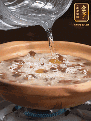 再倒入泡了30分鐘的大米翻拌均勻，加水稍微沒過（米水比例1:1），中火燜煮，到冒大泡，大致5分鐘