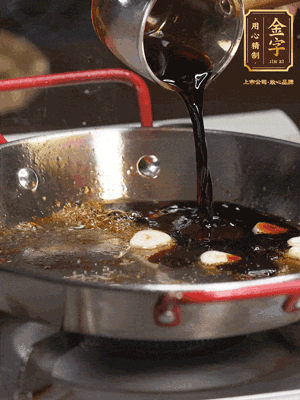 煲飯期間，用油煎熟牛肝菌。再用底油加醬油、蒜片調(diào)出鮮美醬汁