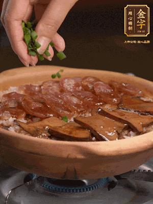 最后鋪上牛肝菌，爭分奪秒地倒上醬汁，撒點(diǎn)小蔥花