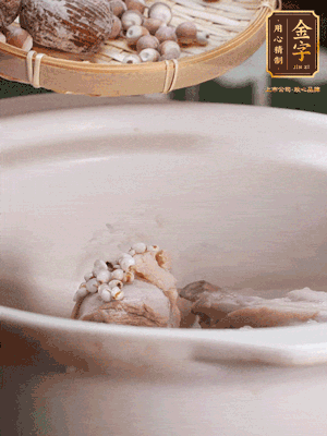 焯好水洗凈的鴨肉、薏米、芡實、蜜棗+適量水煲1小時