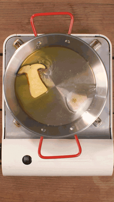 牛肝菌切片，用黃油煎熟