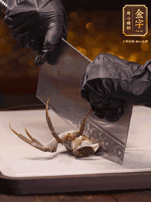 用刷子刷干凈六月黃，一斬二。把蟹蓋、蟹胃拿出來。