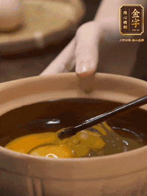 雞蛋打入砂鍋，充分打勻，1.5倍的溫水加一勺鹽，倒入蛋液中，攪拌均勻后用勺子舀去表面浮沫