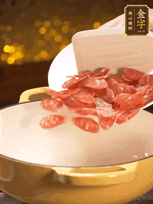 鍋里放油，香腸煸炒出多余的油脂，然后放小米辣