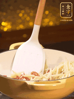 再放嫩姜絲，翻炒出姜絲的辣味