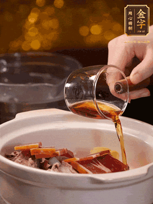 羊排、火腿、姜片一起入砂鍋，大火煮到沸騰