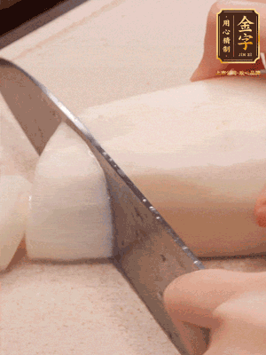 蘿卜削皮，切成滾刀塊