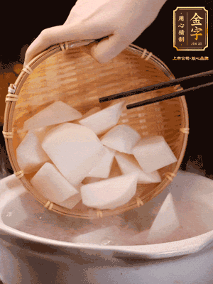 大火煮開后，轉(zhuǎn)中小火燉40分鐘，挑出蔥結(jié)，再下蘿卜燉20分鐘