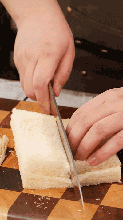 土司改刀去邊，切成適當大小