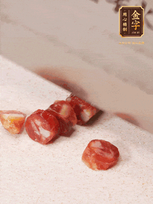 金字香腸切成圓片，姜切絲