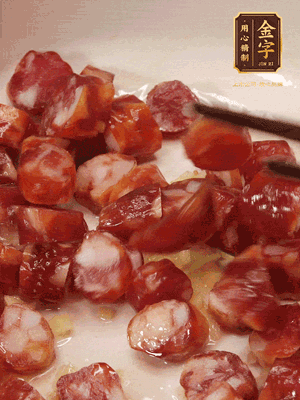 砂鍋熱油，下姜絲、香腸煸香