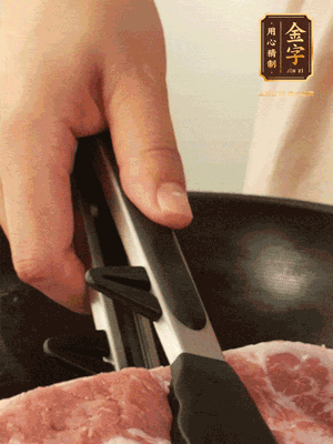 大塊五花肉皮面朝下，烙2-3分鐘