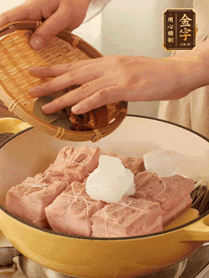 五花肉皮朝下，桂皮、八角、香葉、冰糖、生抽、花雕酒