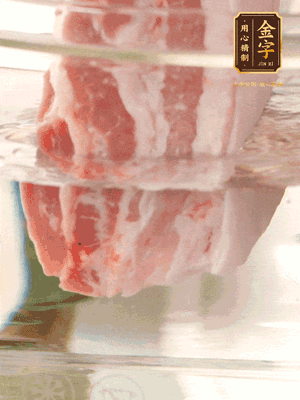 大塊豬五花冷水下鍋，蔥、姜、花雕酒焯水