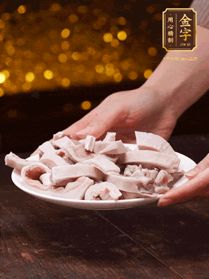 豬肚冷水下鍋，姜蔥料酒去腥，水開煮5分鐘，撈出，切小塊。