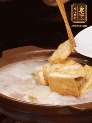 倒入開水大火煮開，轉(zhuǎn)中小火放咸肉，放一點(diǎn)點(diǎn)糖、味精慢燉10分鐘
