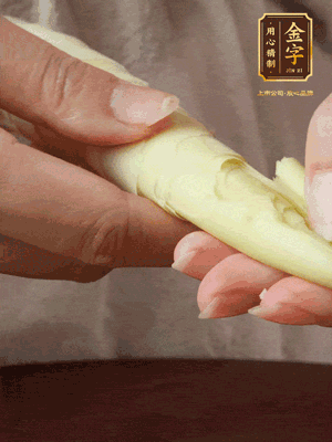 春筍沿著外皮豎著淺劃一刀，剝下外殼，切掉尾部的老根，切滾刀塊。（這個時候的春筍最為鮮嫩脆爽，不需要焯水去除澀味）