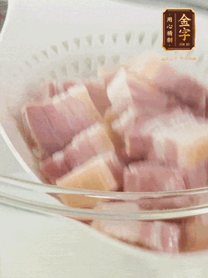 金字淡咸肉、排骨分別加料酒、蔥、姜冷水下鍋焯水，水開撇去浮沫撈出。