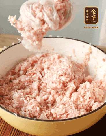 肉丁、咸肉丁、一丟丟鹽、料酒拌勻，反復(fù)摔打上勁。接著加入1兩蔥姜水，反復(fù)拌勻摔打上勁。前后共加3遍。3遍后筍丁，接著反復(fù)摔打上勁。最后加入1個(gè)蛋清、3茶匙生粉拌勻摔打上勁