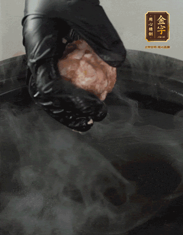 獅子頭摔打至圓潤(rùn)牢固，等水煮開(kāi)后，放獅子頭