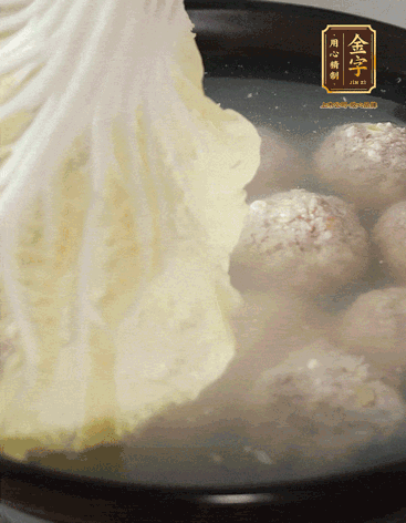 等獅子頭浮起來(lái)時(shí)再加白菜蓋。小火慢燉2小時(shí)