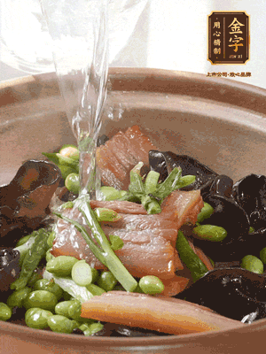 轉(zhuǎn)入砂鍋，加入開(kāi)水、百葉結(jié)燉煮10分鐘