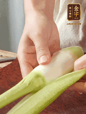 茭白去皮切絲，下鍋稍稍汆燙一下瀝干。