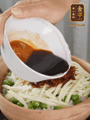 繼續(xù)小火燜3分鐘，淋上XO醬攪拌均勻。
