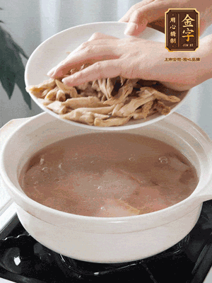 再下筍干段，加水、少許黃酒中火燉煮15分鐘。
