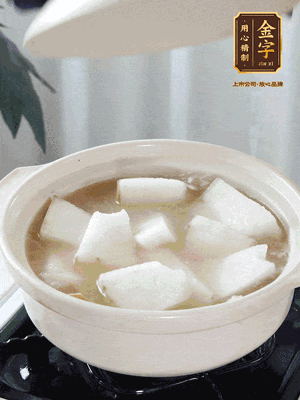 最后下冬瓜繼續(xù)燉煮10分鐘，撒上蔥花點(diǎn)綴。