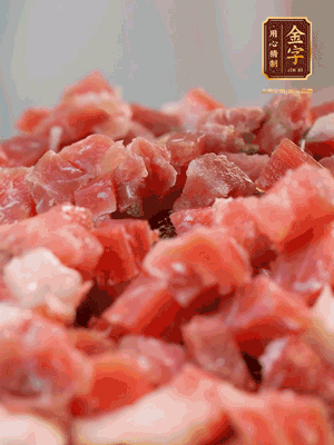 做月餅餡 火腿切成小丁，溫水浸泡5分鐘，上鍋蒸熟15-20分鐘，再將火腿丁、白砂糖、蜂蜜攪拌腌漬2小時
