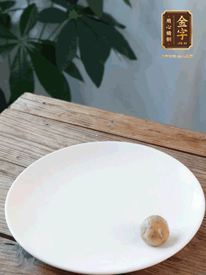 做水油皮、油酥 將油皮材料放入料盆中，加100ml水攪拌成雪花片狀。在案板上反復揉搓成有一定筋度的光潔面團，搓成14個團子。
