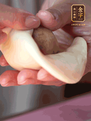 包月餅 面劑兩頭向中間捏緊， 光滑一面向下