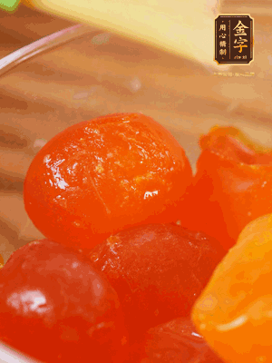 咸蛋黃噴白酒，170℃烤10分鐘。打碎過篩