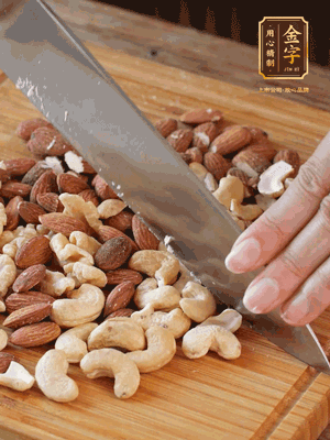 熟堅(jiān)果切成大顆粒，加入杏仁片、白芝麻、火腿絲、熟糯米粉、玫瑰花醬、花生油、水怡攪拌均勻，捏成52g一個(gè)的小球