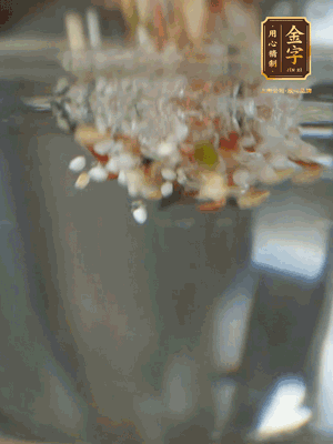 雜糧提前浸泡6小時，洗凈后下砂鍋