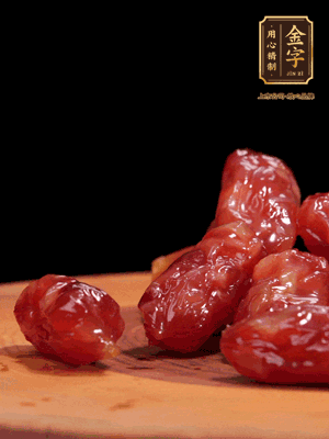 金字粒腸，一半切成片，一半保留整顆