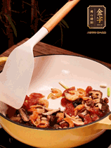 蔥白、干香菇、蝦米、香腸片略微翻炒才出香味，然后倒入料汁（生抽3勺、蠔油2勺、胡椒粉少許）、大米拌勻