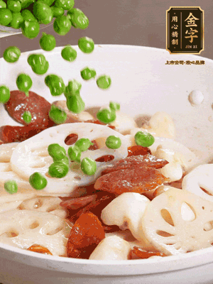 熱油下鍋，爆香香腸