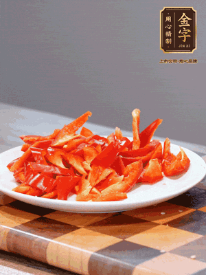 藕帶洗凈，斜切成小段備用、姜切絲、蒜切片、辣椒斜切，再切少許蒜