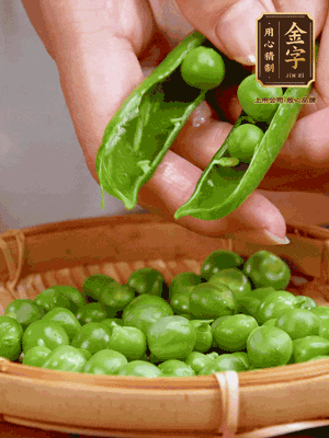 甜豆去殼，剝出甜豆米。百合小心剝成片。