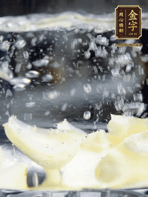 燒開一鍋水，甜豆米、百合燙10秒