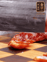 處理食材：香腸切片，土豆切塊、胡蘿卜切丁、豆角切段