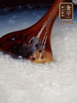 大米淘洗干凈，水開放入大米，煮3分鐘，煮到用手可以掐斷大米，撈出瀝干備用